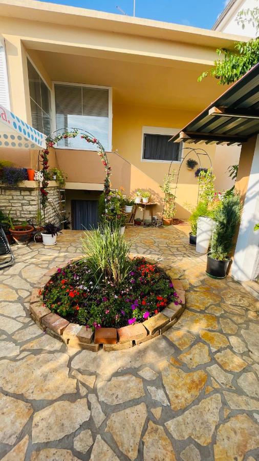 Colorful And Happy Apartment Sukosan - With Parking Extérieur photo